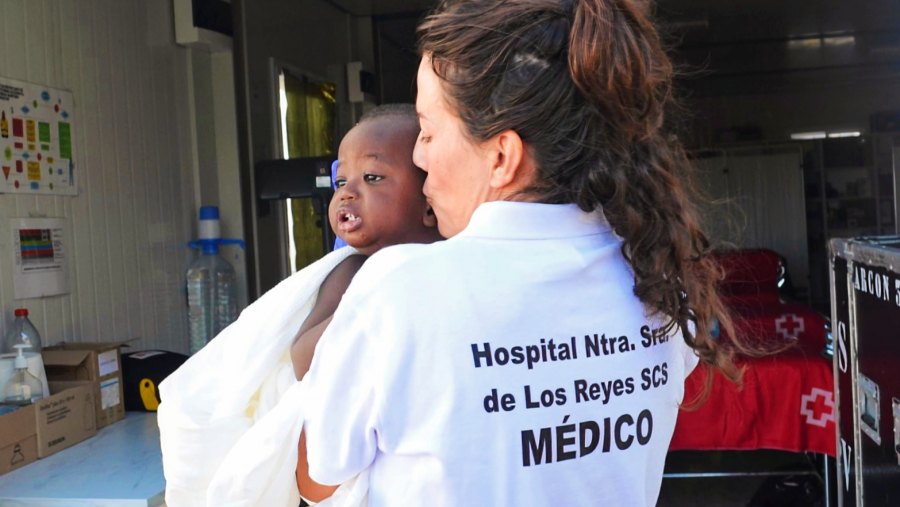 Doctora del Hospital Nuestra Señora de Los Reyes atendiendo a un bebé en El Hierro.