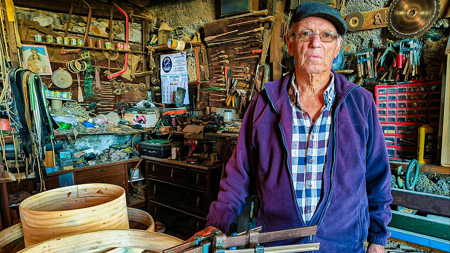 Dámaso Padrón fabrica los tambores que se utilizan en La Bajada de El Hierro.