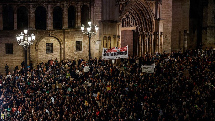 ientos de personas durante una manifestación convocada por la Plataforma per l'Ensenyament Públic contra la gestión de la DANA