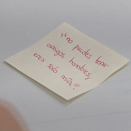 Nota adhesiva amarilla con mensaje escrito en rosa: 