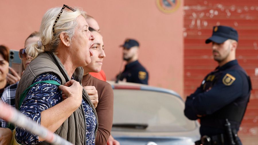 Vecinos de Massanassa ante el cordón policial instalado frente al colegio Lluís Vives de Massanassa