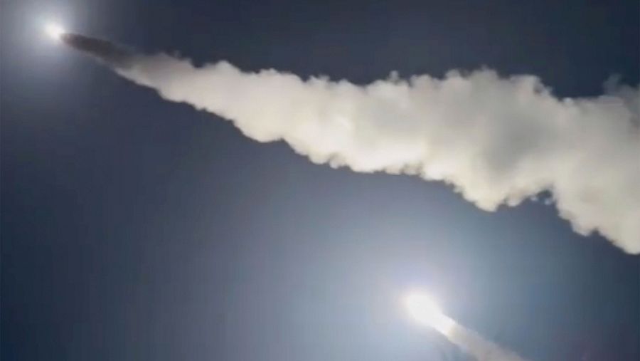 Imagen de dos misiles dejando estelas de humo en un cielo oscuro. Misiles alargados y brillantes en vuelo.