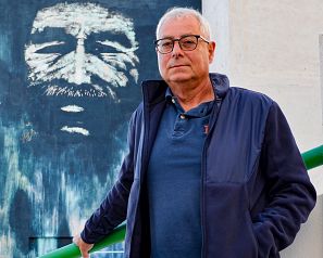 Wolfgang Padrón en El Pinar, con gafas y chaqueta azul marino.