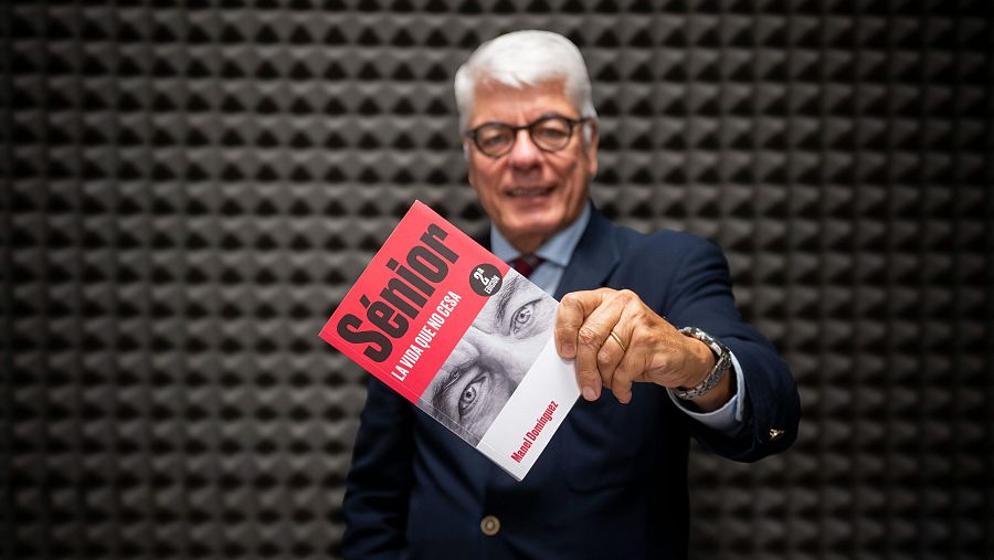 Manel Domínguez muestra su libro 