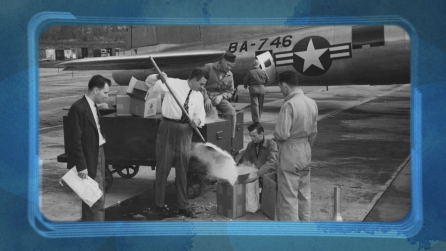 Preparación para experimento de siembra de nubes del Proyecto Cirrus. Hombres cargan polvo en avión BA-746.