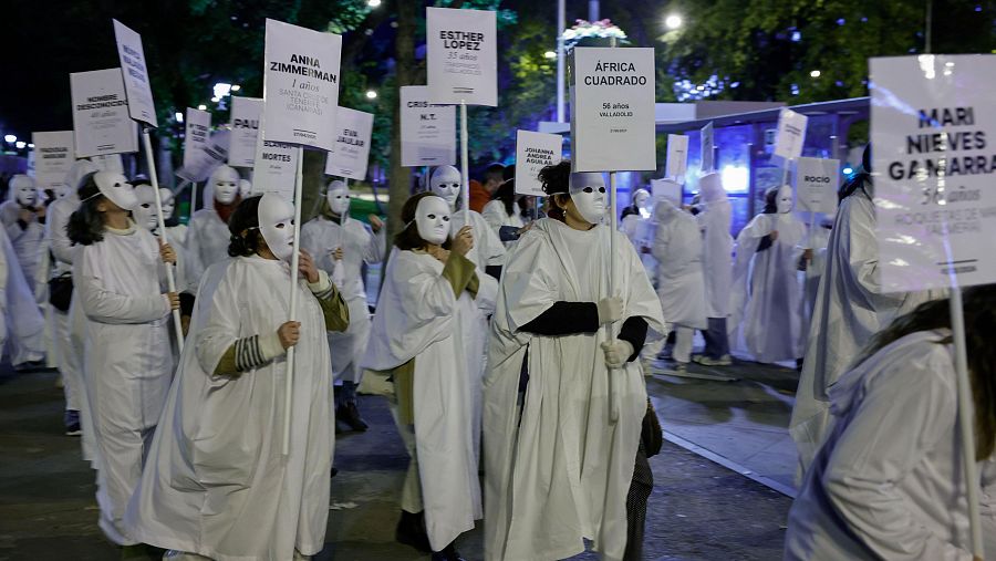 Manifestaciones 25N: : Madrid se llena de máscaras blancas