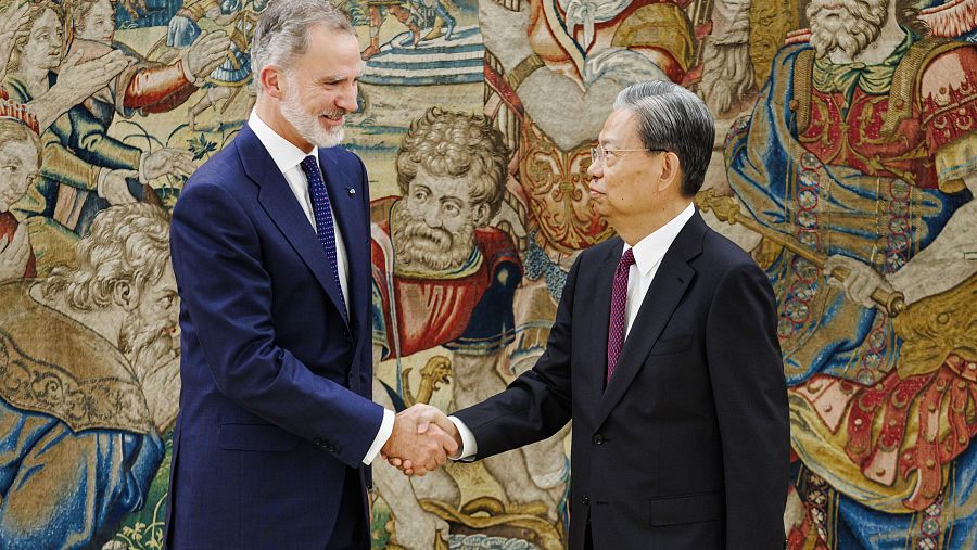 El Rey Felipe VI y Zhao Leji, presidente de la Asamblea Nacional Popular china, se estrechan la mano durante una audiencia oficial en España.