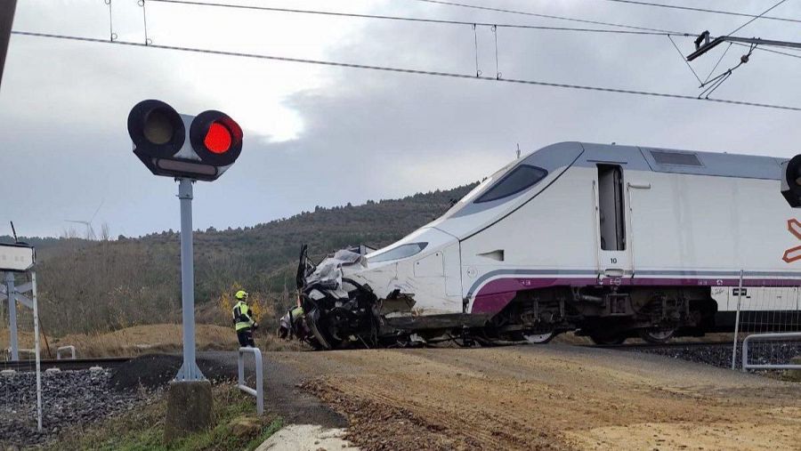 Dos muertos al colisionar un Alvia y un turismo en un paso a nivel en Palencia