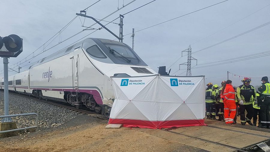 Mueren al menos dos personas al colisionar un Alvia y un turismo en un paso a nivel en Husillos, Palencia