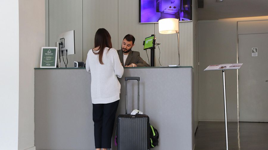 Una turista en la recepció d'un hotel de Barcelona