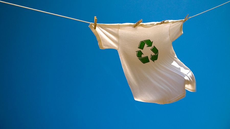 Cuando reutilizamos productos generamos menos basura y consumimos menos materias primas en origen.