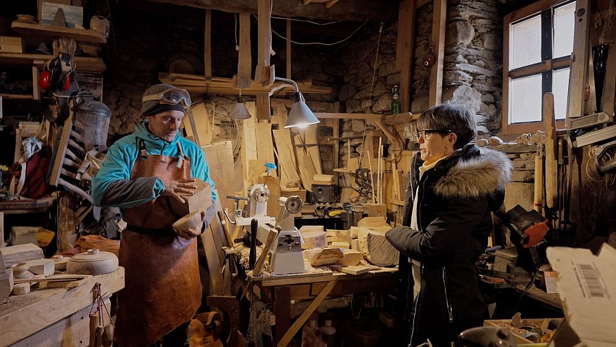 Instantània de la Thais Villas amb l'Eloi Renau al seu taller.