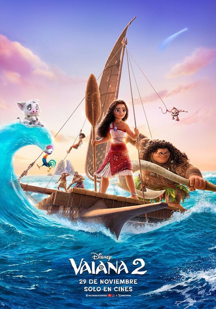 Vaiana y Maui en canoa, navegando en un océano turquesa.  Cerdo y gallo presentes. Estreno 29 de noviembre, solo en cines.