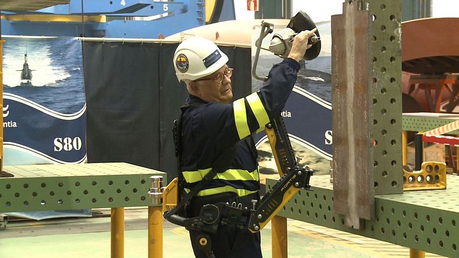 El almirante José Manuel Sanjurjo en el astillero de Navantia