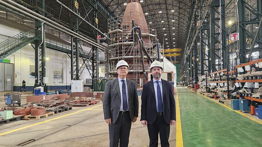Agustín Álvarez y Germán Romero en la nave de armamento submarino de Navantia en Cartagena