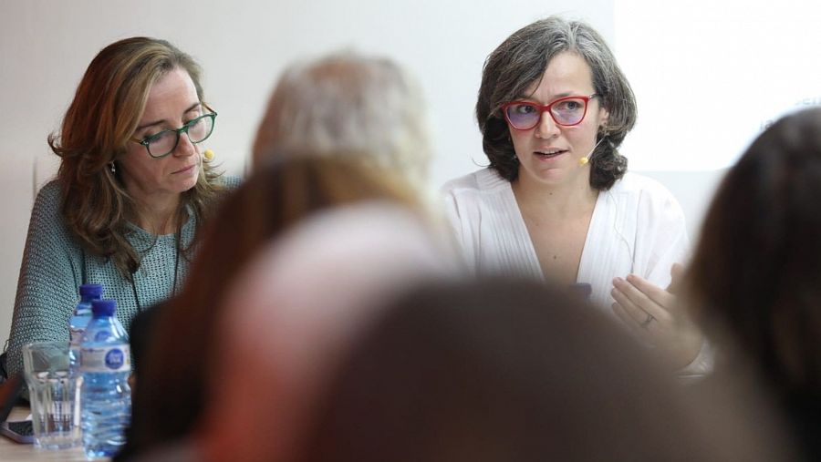 La doctora del CAP Drassanes, Beatriu Bibleny, y la directora de la Fundació Arrels, Beatriz Fernández