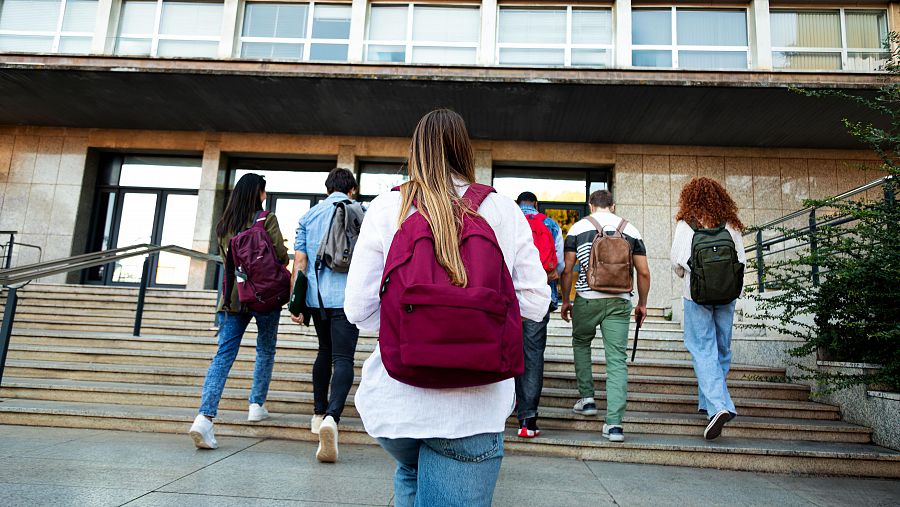 Jóvenes de camino al instituto