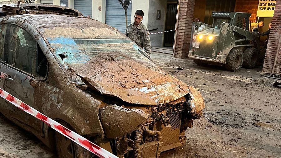 Un militar mira sorprendido el lamentable estado en el que ha quedado el coche de Josep Martínez