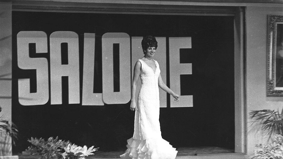 L'artista Salomé lluint un llarg vestit blanc en la seva actuació de la cançó 'Se'n va anar'