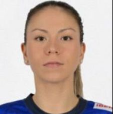 Nicole Morales, jugadora de balonmano, con coleta baja y camiseta azul. Expresión seria, mirando a cámara.