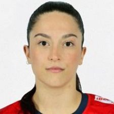 Paola Bernabé, jugadora de balonmano española, con camiseta roja y coleta, en una foto posiblemente del Campeonato Europeo.