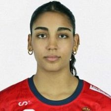 Carmen Arroyo, jugadora de balonmano, en un retrato oficial con camiseta roja y detalles azul marino durante los Europeos.