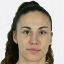 Retrato de María O'Mullony, jugadora de balonmano en los Europeos, con el pelo recogido en coleta alta y fondo blanco.