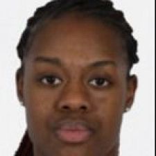 Retrato de Danila So Delgado, jugadora de balonmano europea, con el pelo en trenzas y expresión seria. Fondo blanco.