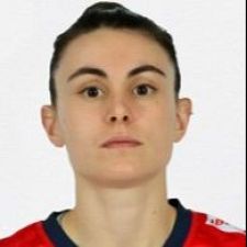 Retrato de Paulina Pérez Buforn, jugadora de balonmano con camiseta roja, expresión seria y pelo recogido. Europeos de Balonmano.