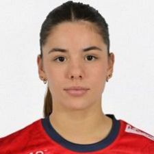Paula Agulló, jugadora de balonmano, en primer plano con camiseta roja y blanca.  Europeos de Balonmano.