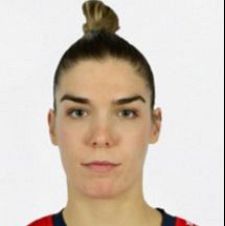 Retrato de Anne Erauskin, jugadora de balonmano, con el pelo recogido en un moño y expresión seria.  Posible foto oficial.