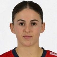 Retrato de Ona Vegué, jugadora de balonmano, en el Campeonato Europeo. Lleva camiseta roja.