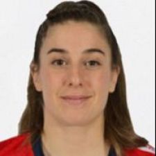 Jennifer Gutiérrez, jugadora de balonmano, en primer plano con camiseta roja y coleta. Foto de alta calidad con fondo blanco.  Europeos de Balonmano.