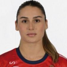 Retrato de Eli Cesáreo, jugadora de balonmano, con uniforme rojo, azul y blanco.  Europeos de Balonmano.