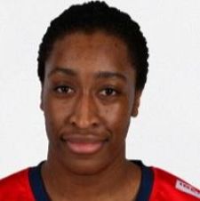 Kaba Gassama, jugadora de balonmano, en retrato con camiseta roja sobre fondo blanco.  Imagen posiblemente del Campeonato Europeo.