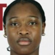 Primer plano de Lyndie Tchapchet, jugadora de balonmano, con una 'T' roja al fondo. Campeonato Europeo.