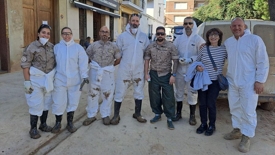 Militares y civiles en Massanassa, Valencia, tras una posible emergencia.  Uniformes de camuflaje y monos blancos con barro. Colaboración en tareas de limpieza.