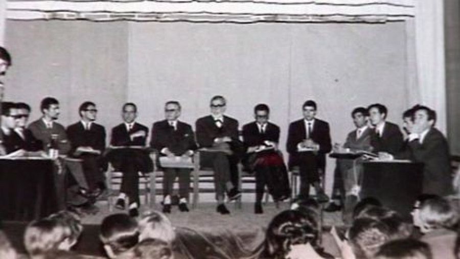 Joan Oliver (Pere Quart) en 'La Caputxinada' (9 marzo 1966).  Imagen histórica en blanco y negro mostrando a Oliver con otros intelectuales catalanes.