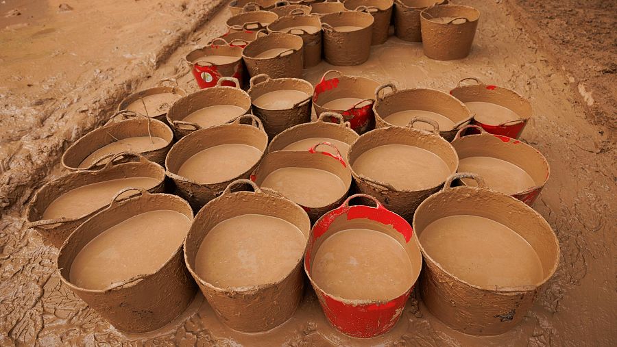 Cubos utilizados por los vecinos de la localidad valenciana de Paiporta para la limpieza de locales inundados.