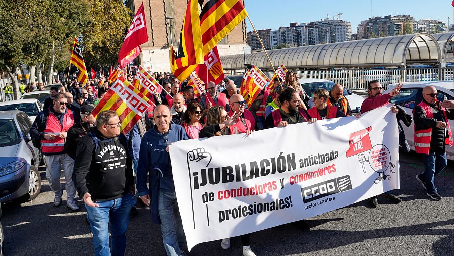 Conductores de autobuses reclaman la jubilación a los 60 años por el centro de Barcelona