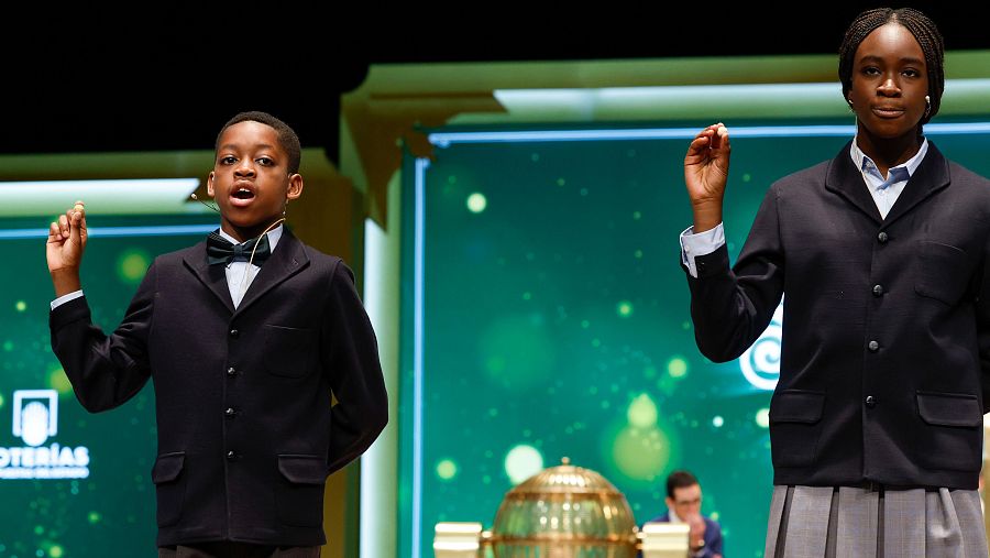 Niños de San Ildefonso en el sorteo extraordinario de Navidad de la Lotería Nacional