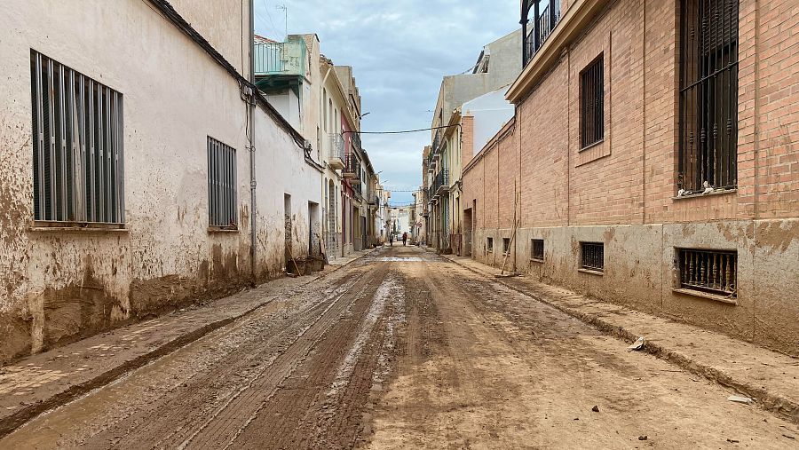 Una capa de tierra convertida en piedra se apodera de las calles