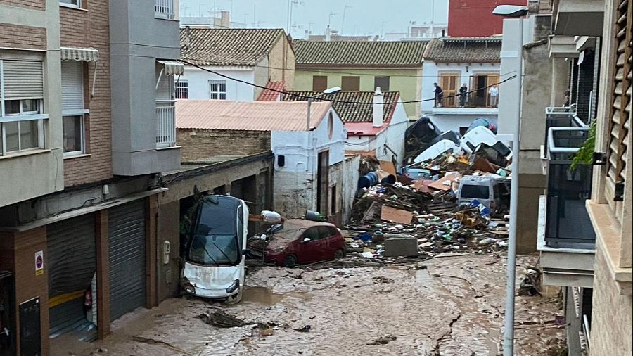 Fotografía en Paiporta desde casa de Josep, pareja de Mireia, el primer día tras la DANA