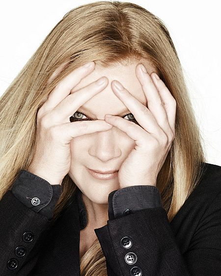 Andrea Arnold, cineasta, con el pelo rubio y largo, viste una chaqueta oscura y tiene las manos sobre la cara.