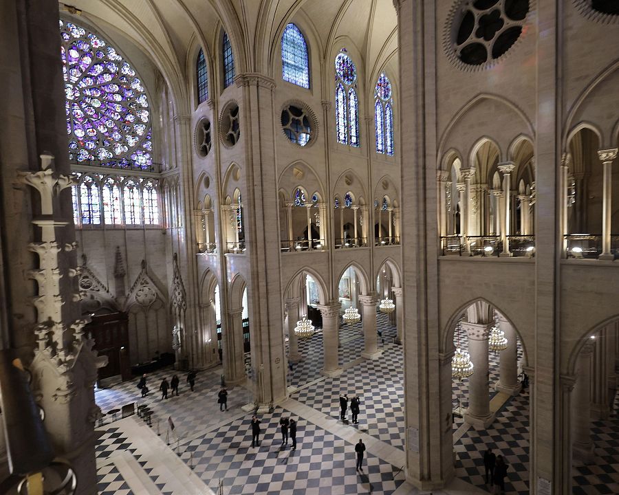 La catedral de Notre Dame de París mientras el presidente francés Emmanuel Macron visita los interiores restaurados