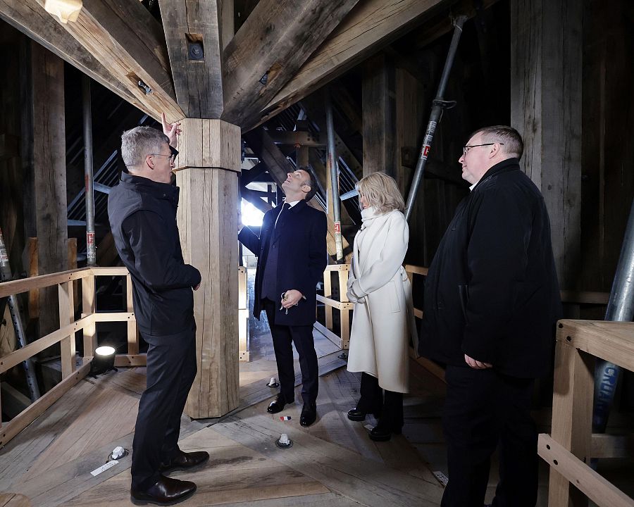 El presidente francés Emmanuel Macron y su esposa Brigitte Macron visitan los interiores restaurados de Notre-Dame