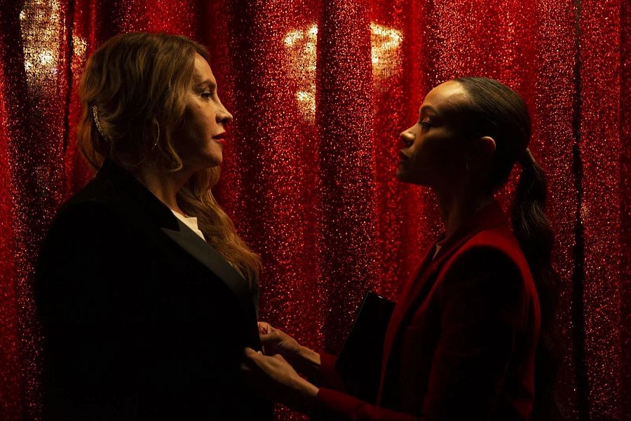 Karla Sofía Gascón y Zoe Saldaña en una escena de 