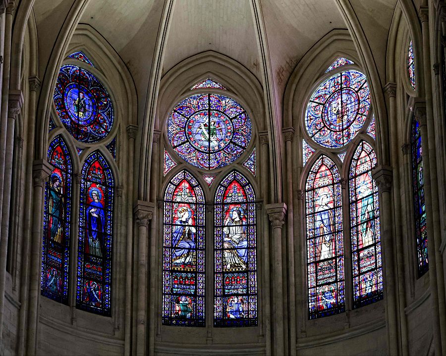 Las vidrieras del corazón de la catedral de Notre-Dame de París tras la restauración