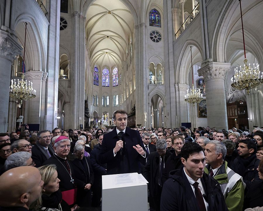 Macron pronuncia un discurso en el interior de la catedral de Notre Dame tras visitar los interiores restaurados