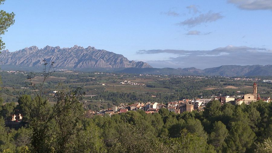 Gelida con el Macizo de Montserrat al fondo, el Agroparc se ubicaría en el centro de la imagen